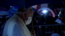 El Papa se presenta por sorpresa al amanecer para la ofrenda floral a la Inmaculada en la plaza de España