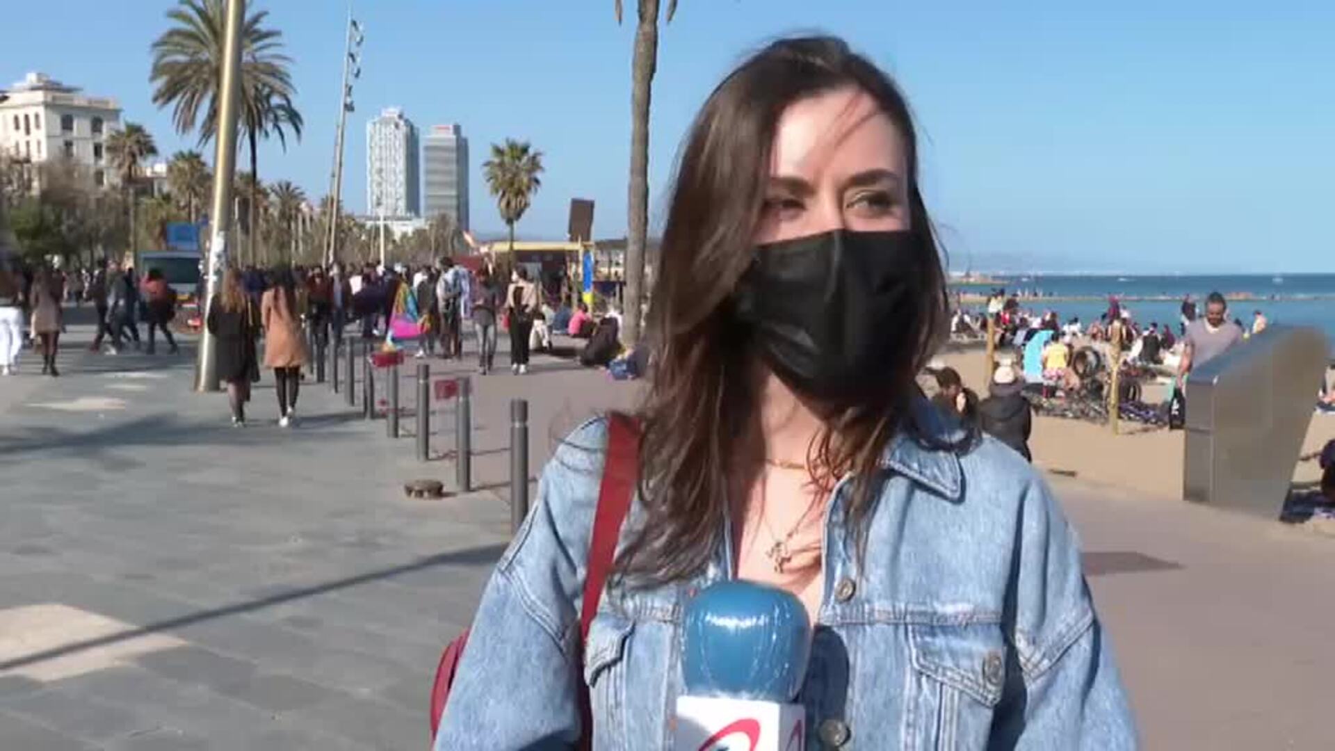 Cóctel perfecto de sol, playa y aglomeraciones sin distancia en la playa de la Barceloneta