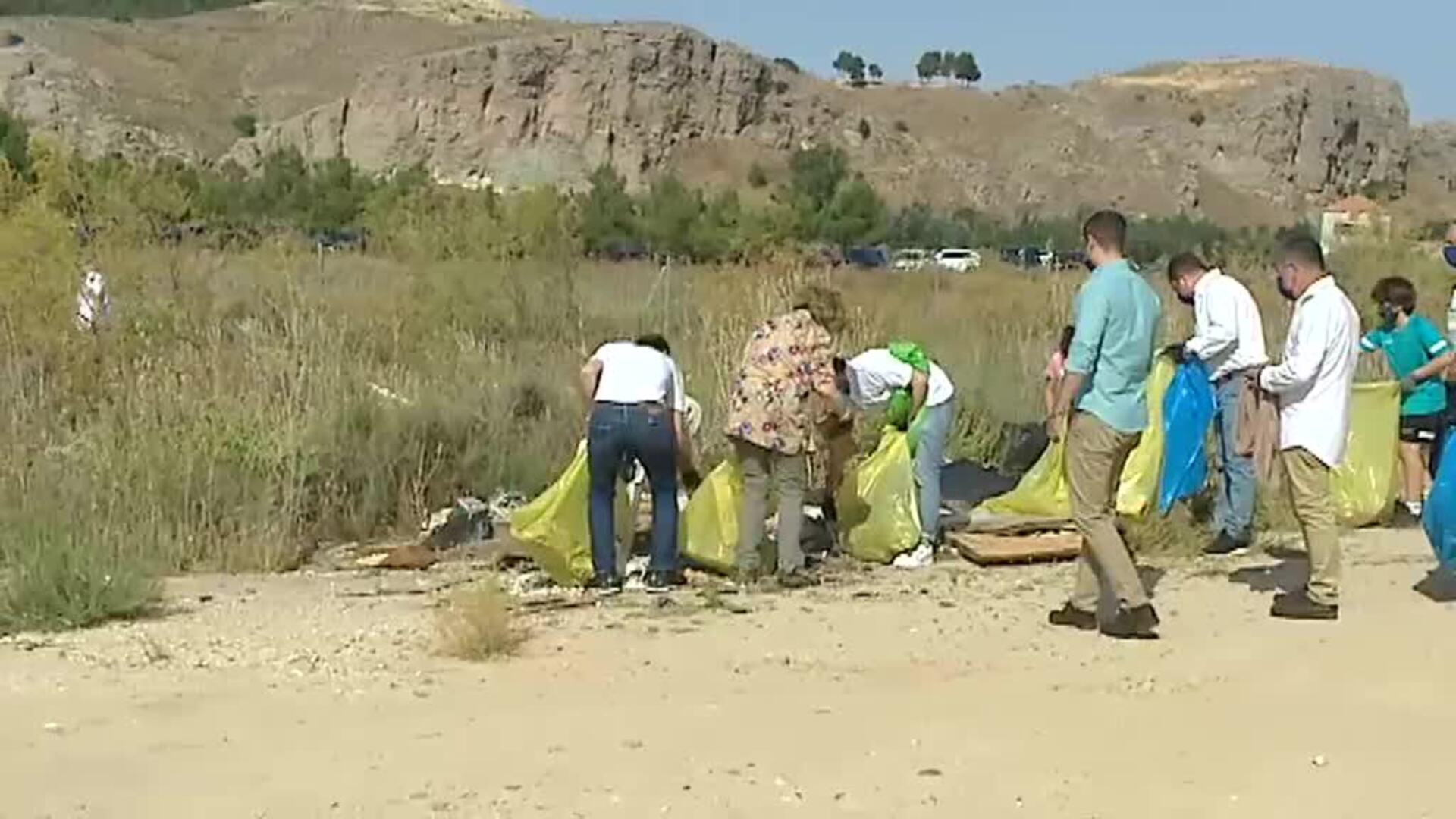 La reina Sofía reafirma su compromiso con el medioambiente recogiendo basura en Madrid