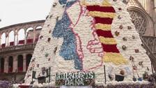 El manto floral de la Virgen de las Fallas, un homenaje a víctimas y voluntarios de la dana