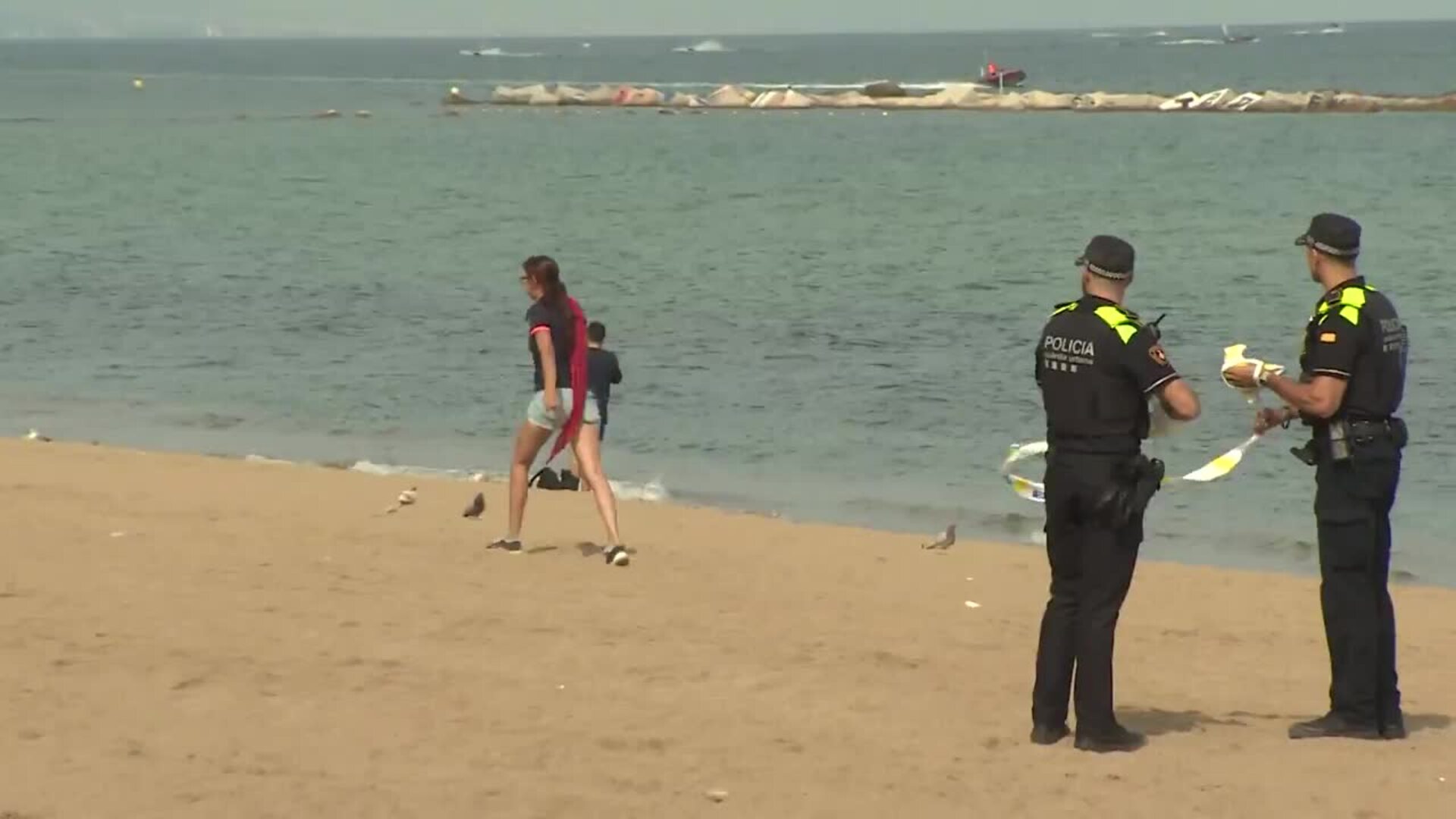 Detonado el proyectil hallado en la playa de Sant Sebastià de Barcelona