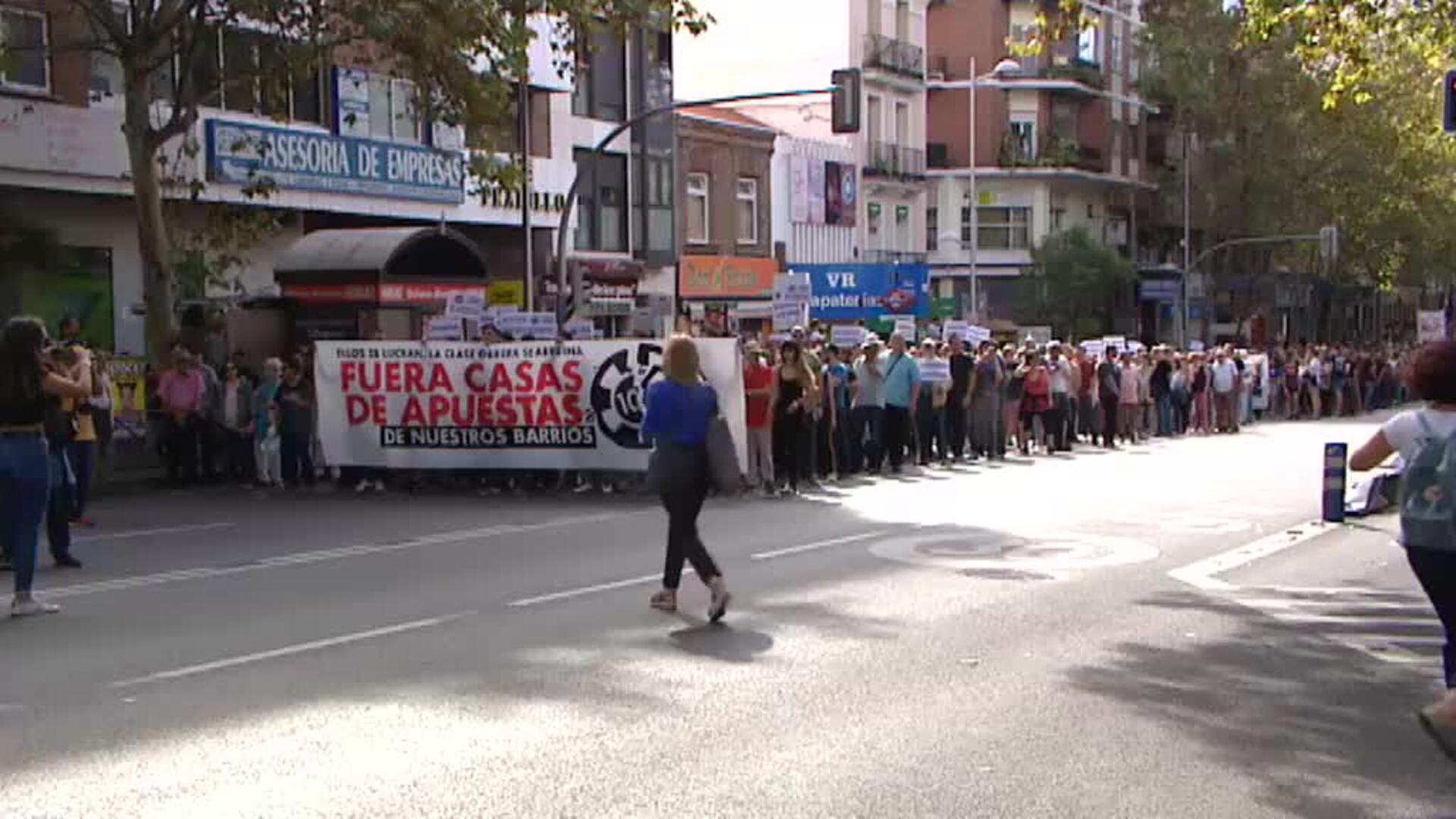 Cientos de personas protestan en Madrid contra la proliferación de las casas de apuestas