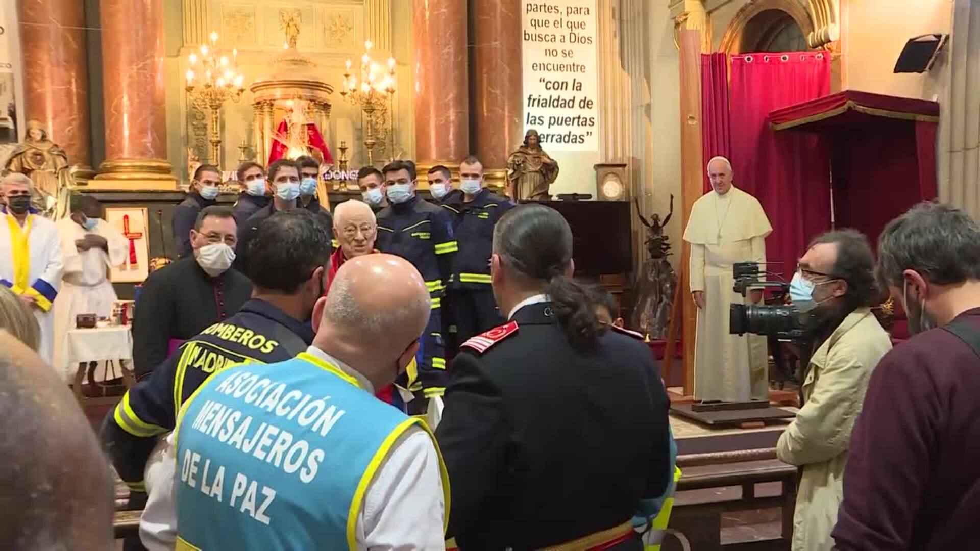 El Cristo de los Niños sale de la iglesia de San Antón en procesión por primera vez en 200 años