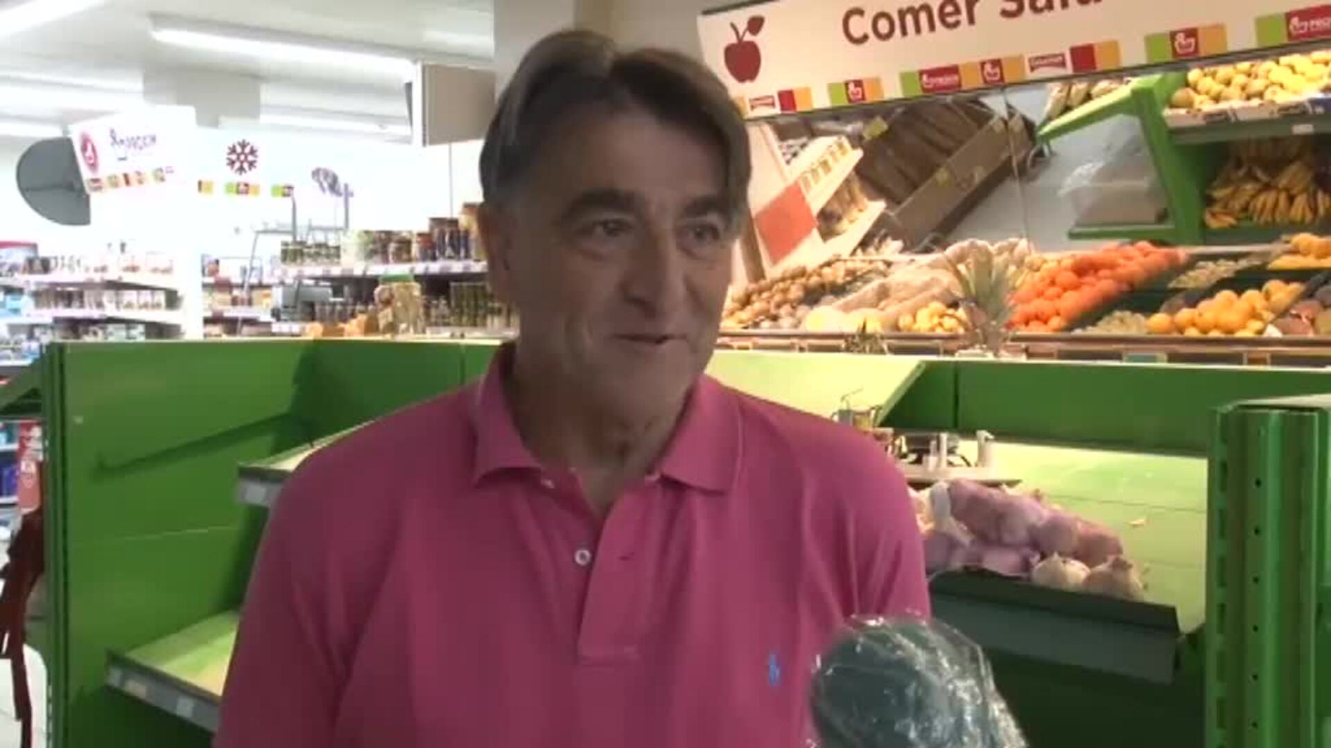 Una excavadora arranca el techo de un supermercado en Segovia