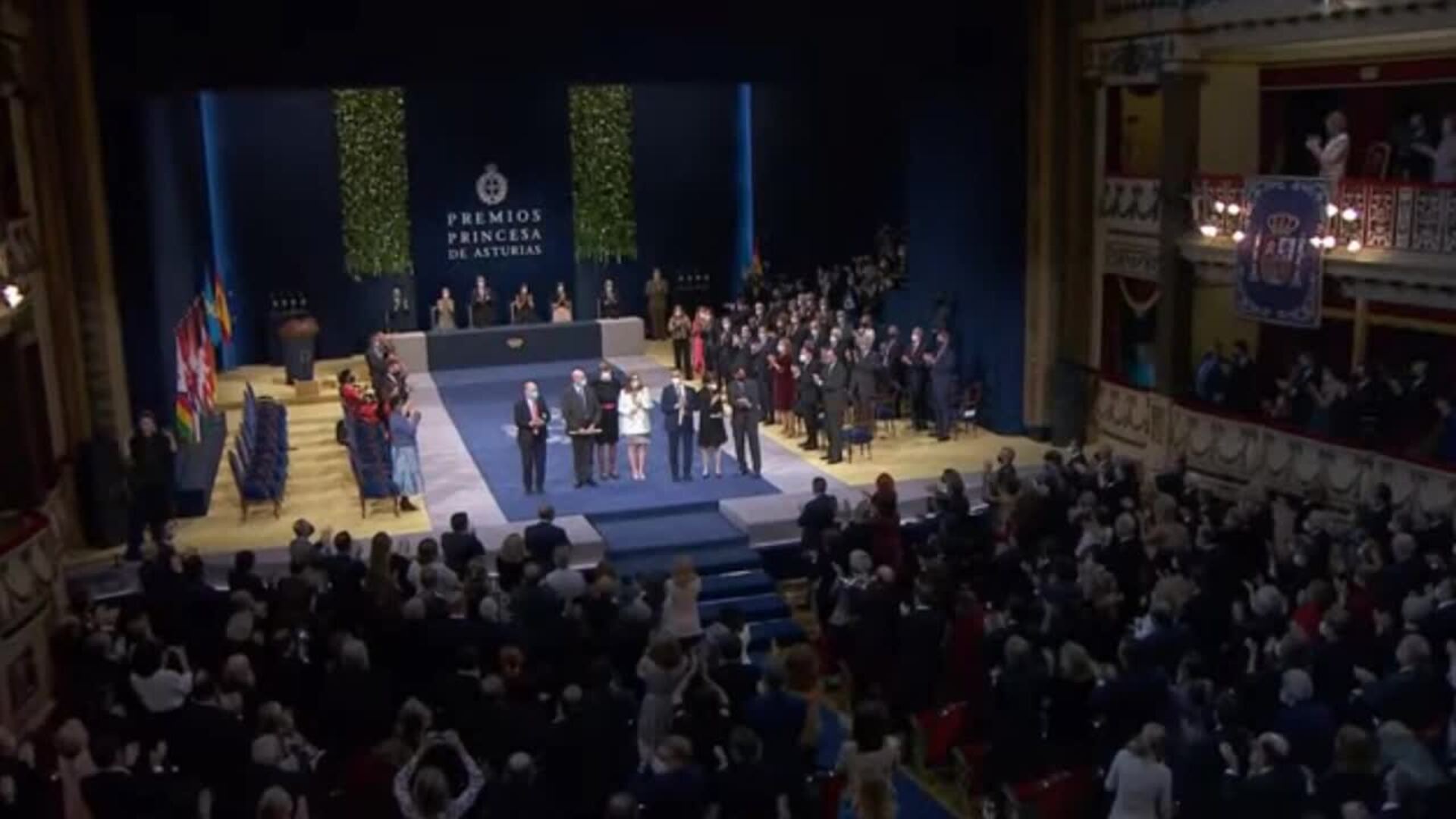 Los desarrolladores de vacunas contra Covid-19 reciben gran ovación tras recoger premio