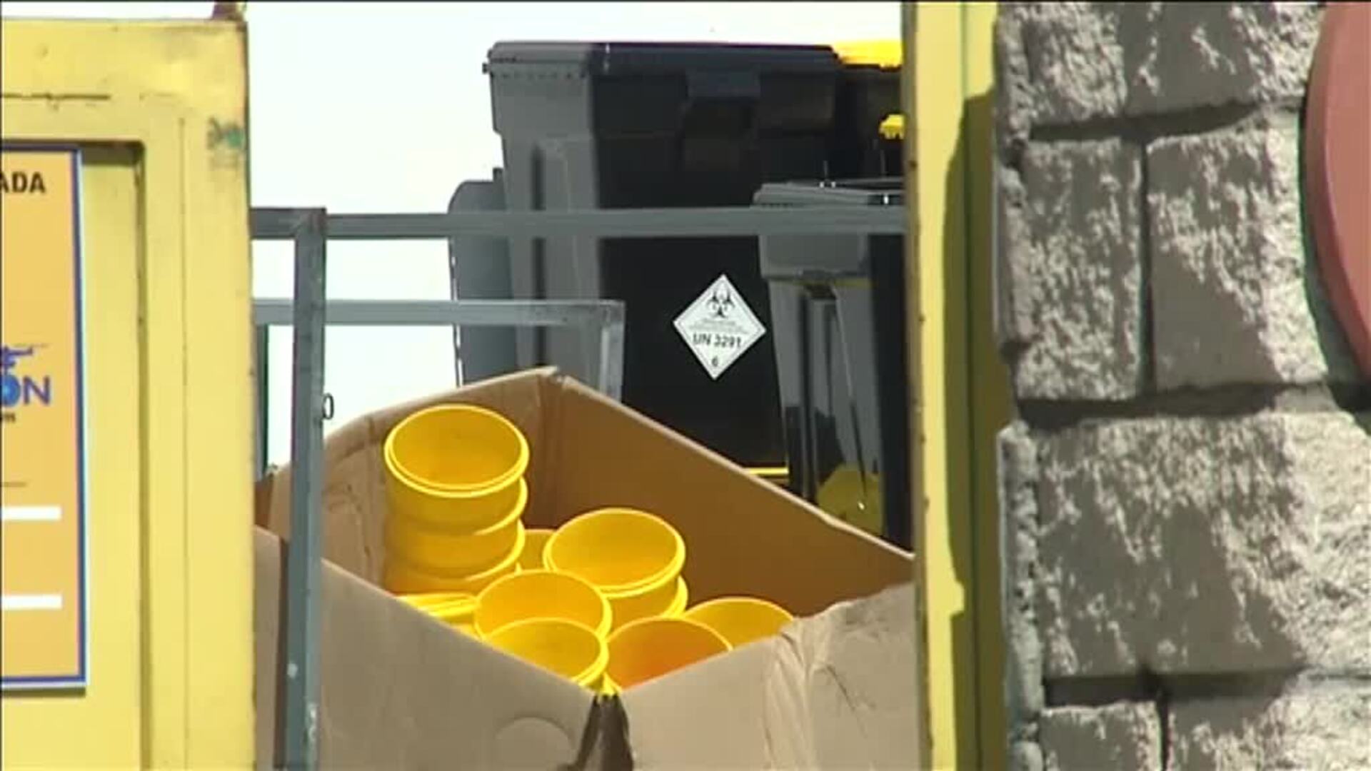 Una planta de reciclaje de Madrid se desborda por la acumulación de residuos sanitarios