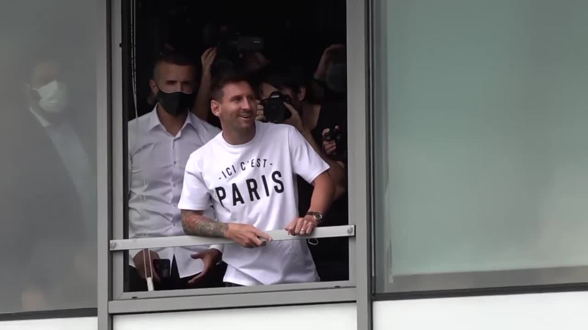 Messi llega a París para fichar por el PSG