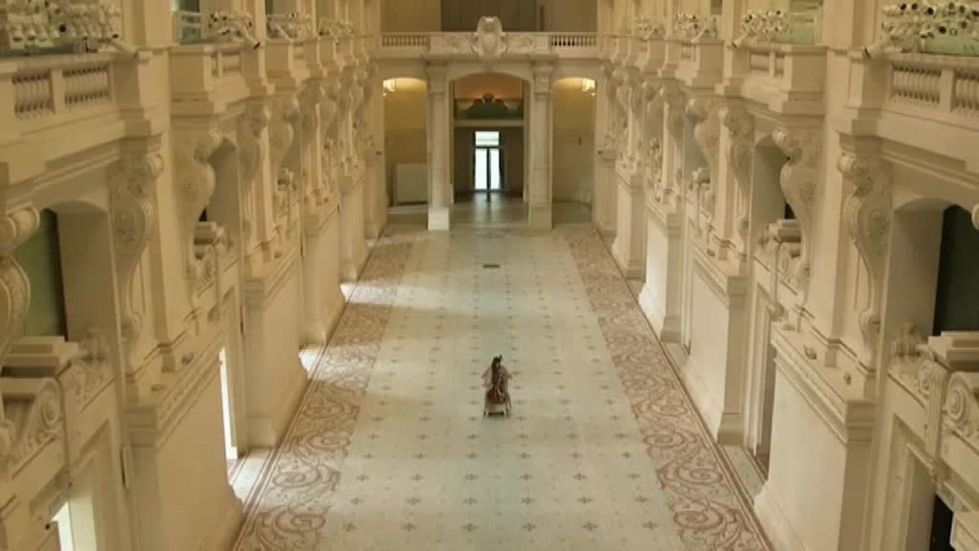 La violonchelista que revive los museos franceses