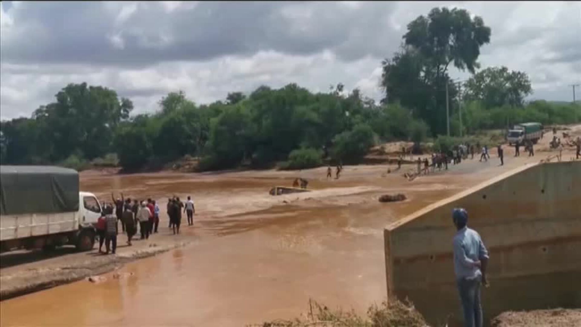 23 personas mueren ahogadas en Kenia cuando el autobús en el que viajaban fue arrastrado por la crecida de un río