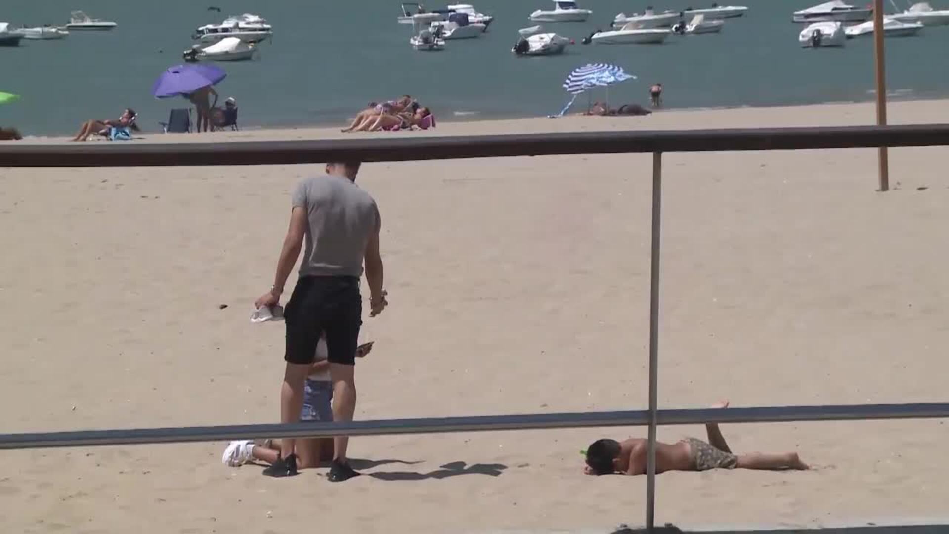 Isa Pantoja y Asraf continúan en la playa ajenos a los rumores