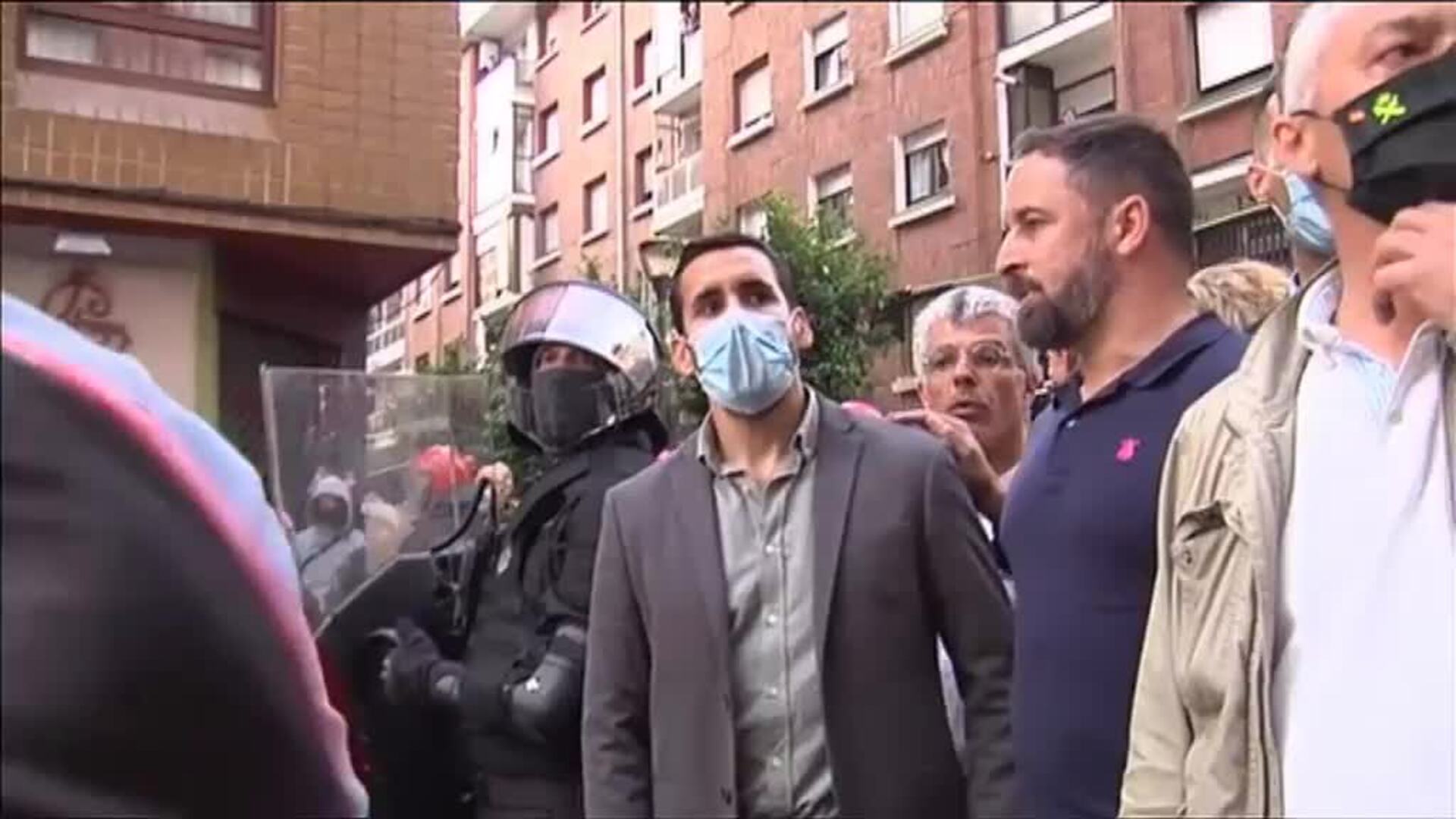 Abascal, escoltado por la Ertzaintza al término de su mitin en Sestao