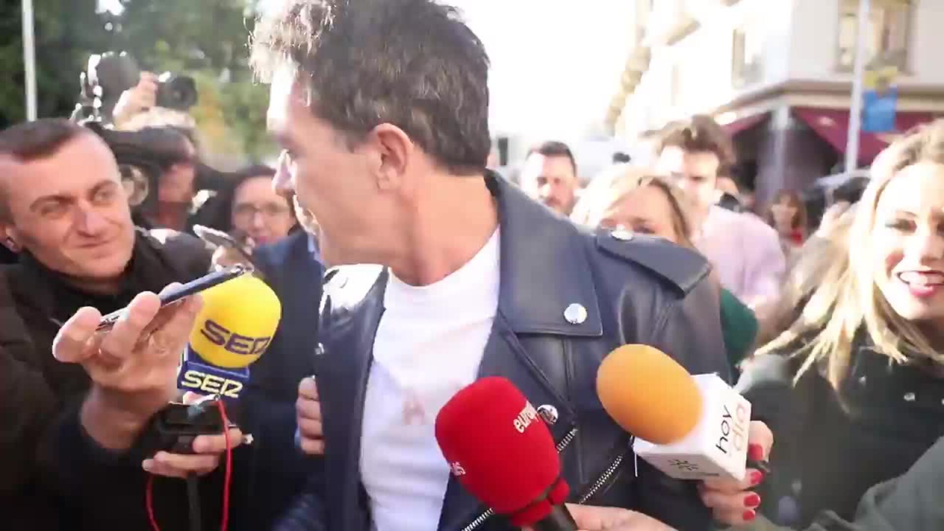 Banderas sufre un encontronazo con los &#039;paparazzi&#039;: &quot;Seguiré confinado&quot;