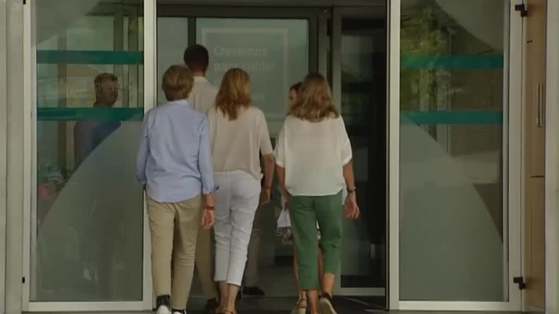 La infanta Cristina y sus hijos visitan a don Juan Carlos en el hospital
