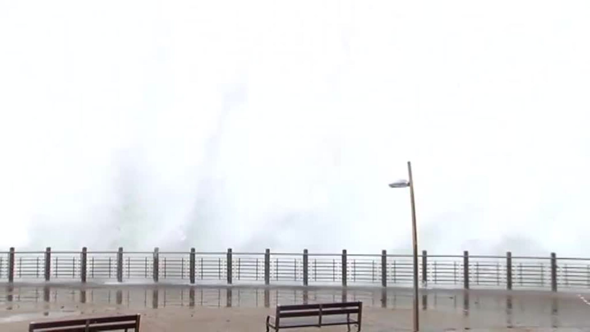 La pleamar azota la costa de San Sebastián