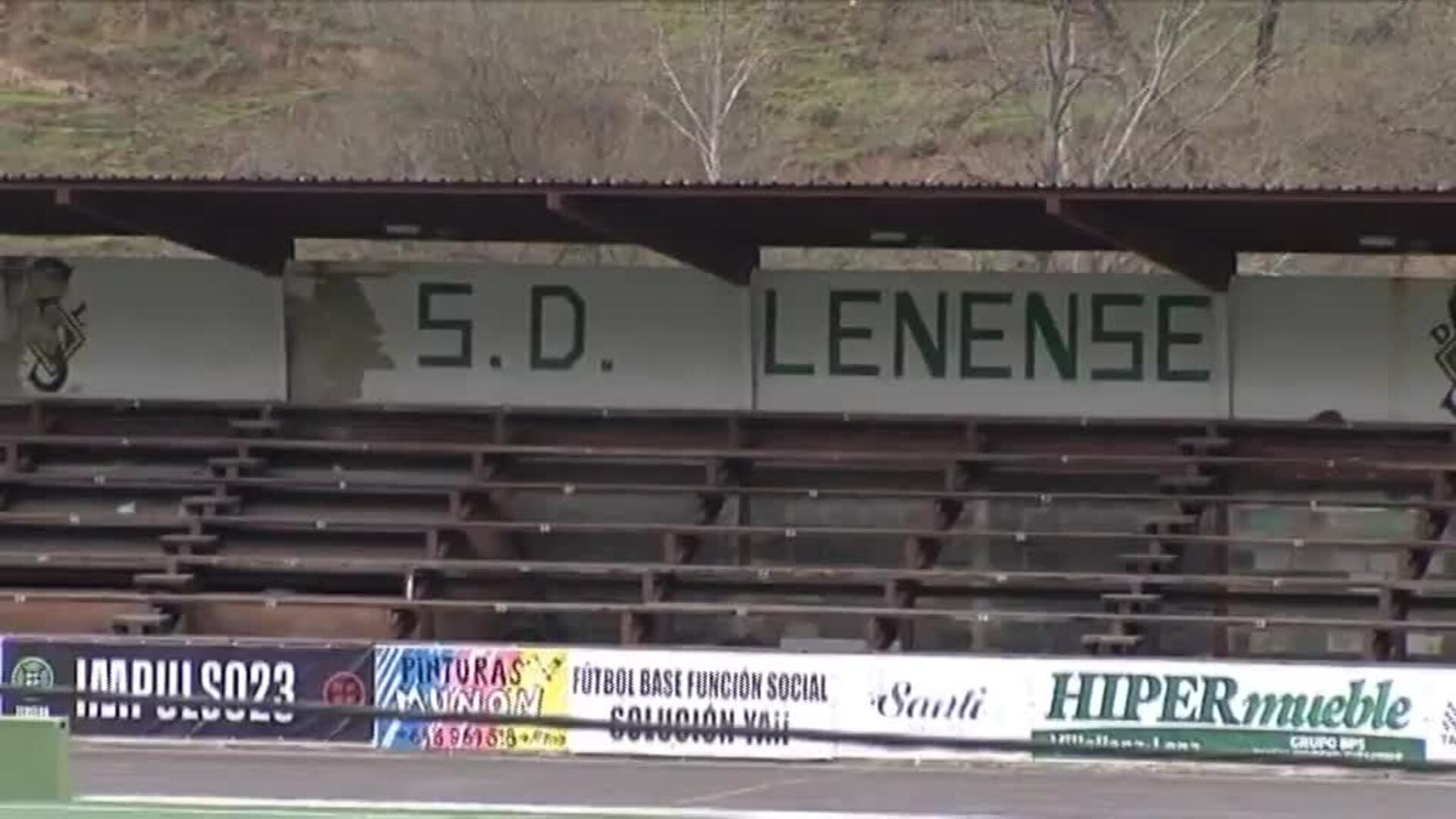 Un espectador muere al caer un poste de luz sobre la grada de un estadio en Pola de Lena (Asturias)