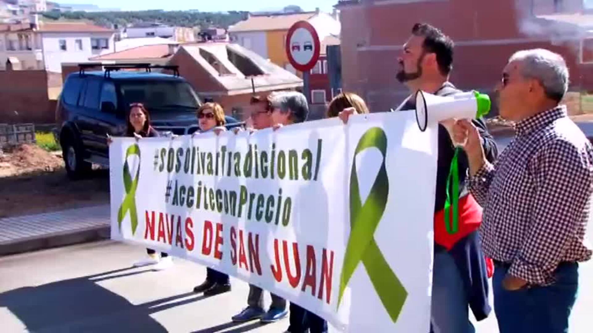 Comienza una nueva semana de guerra en el campo con barricadas de fuego en Jaén