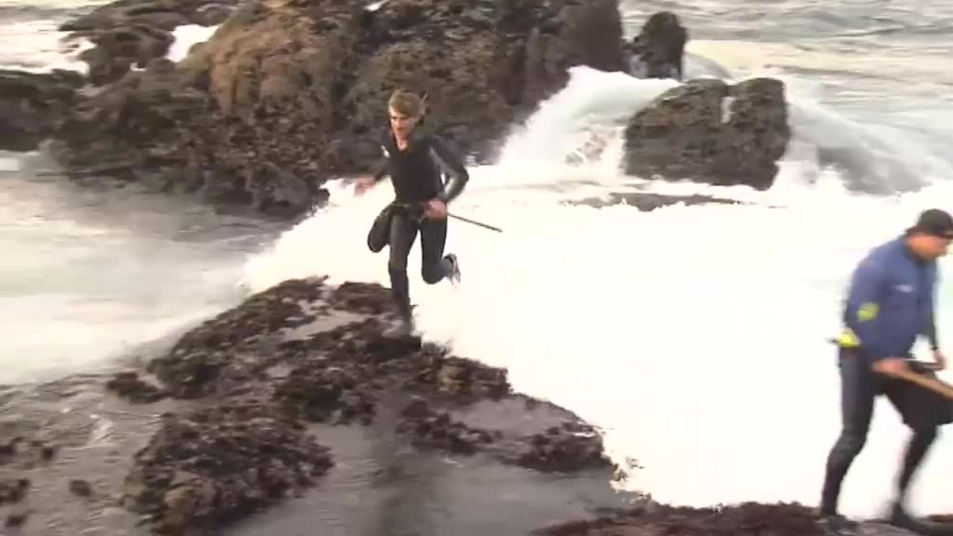 La arriesgada labor de los percebeiros para acercar los manjares del mar a las mesas de Navidad
