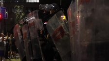 Quema de contenedores y enfrentamientos con la policía durante protestas en Belgrado