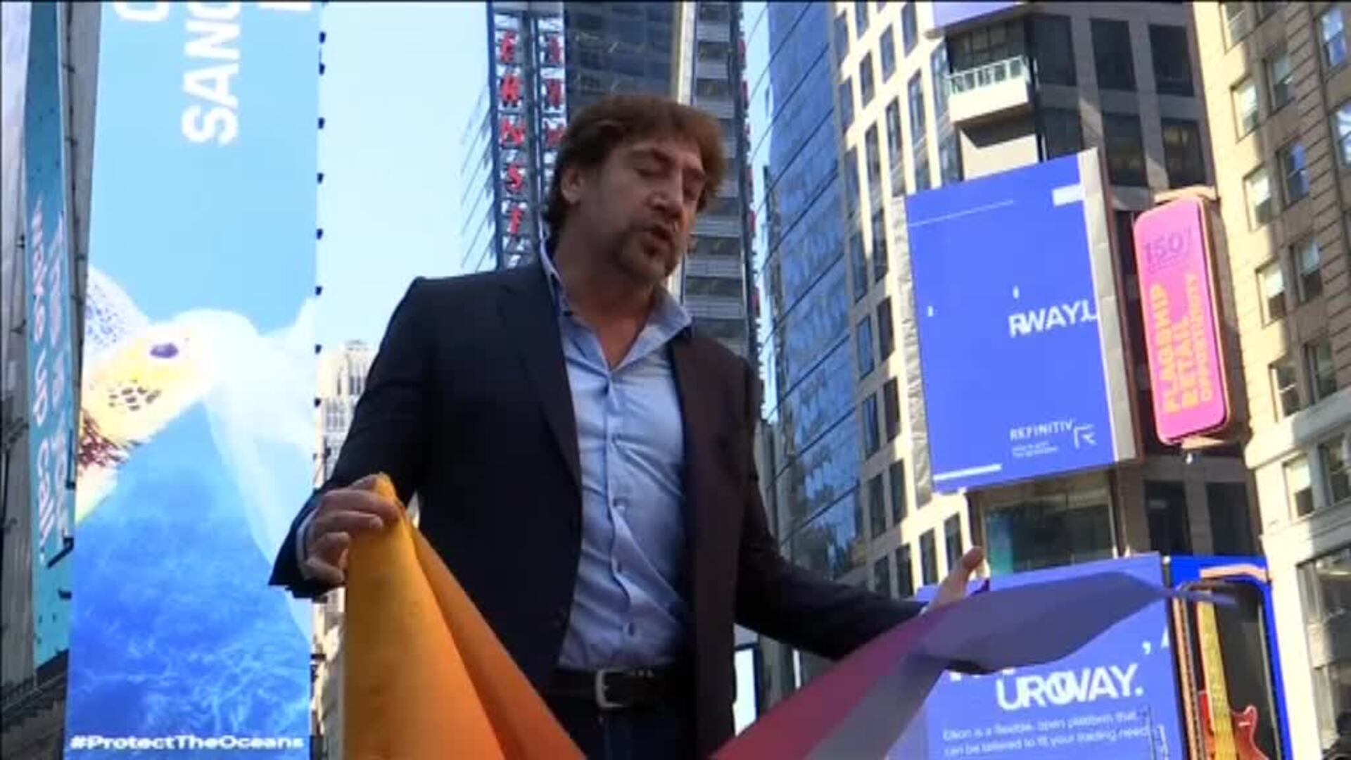 Bardem y Greenpeace piden en Times Square un pacto por lo océanos