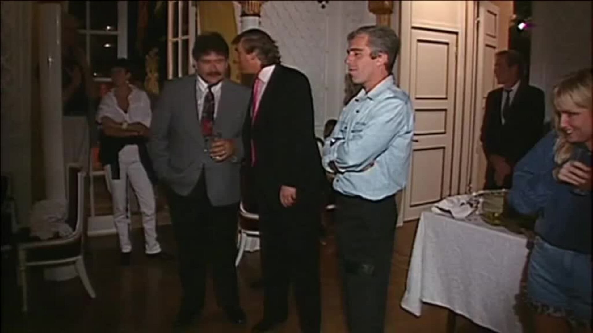 Las víctimas de Jeffrey Epstein exigen que no se cierre el caso tras su suicidio