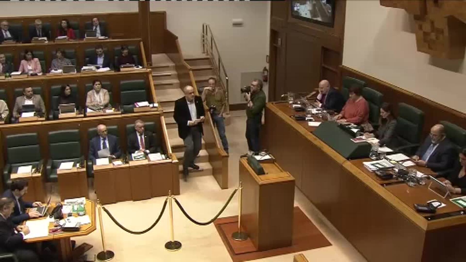 El Parlamento vasco aprueba una resolución en favor del derecho a decidir