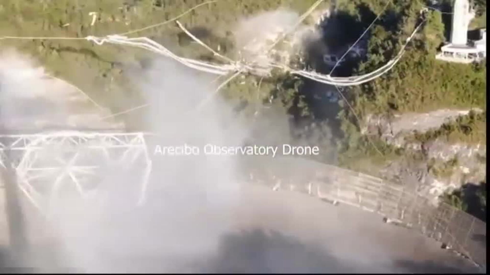 Se derrumba el histórico telescopio del observatorio de Arecibo