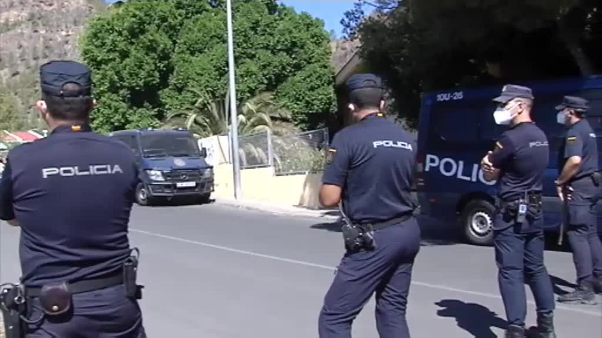 Los vecinos de Tunte, en Gran Canaria, montan barricadas para evitar el traslado de inmigrantes en cuarentena hasta un albergue