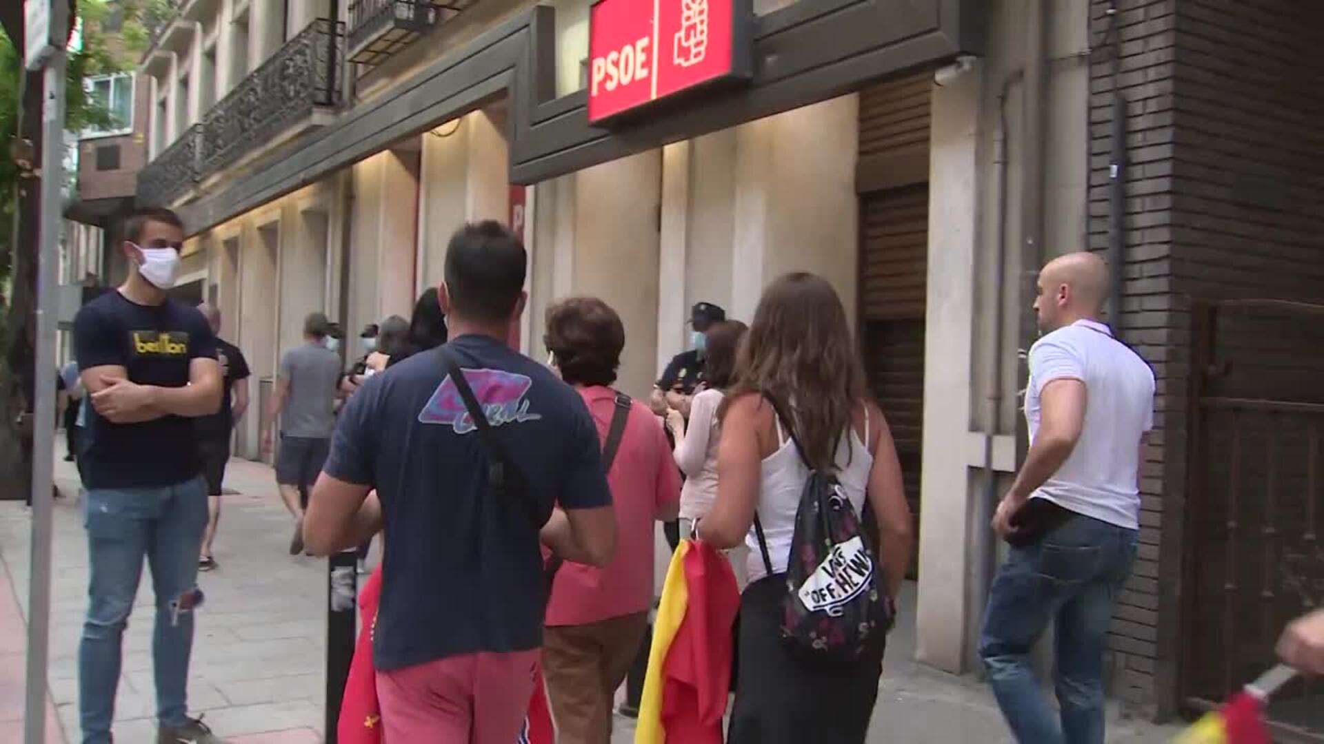 Cacerolada en Ferraz frente a la sede central del PSOE