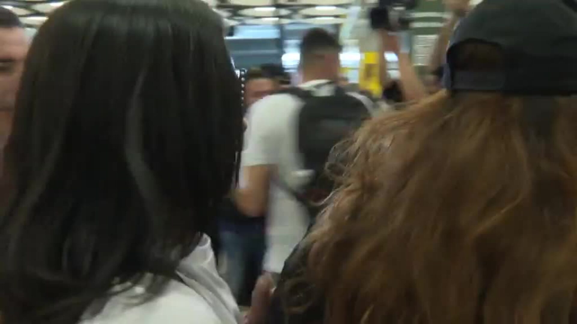 Chanel recibe una calurosa bienvenida en Barajas tras su éxito en Eurovisión