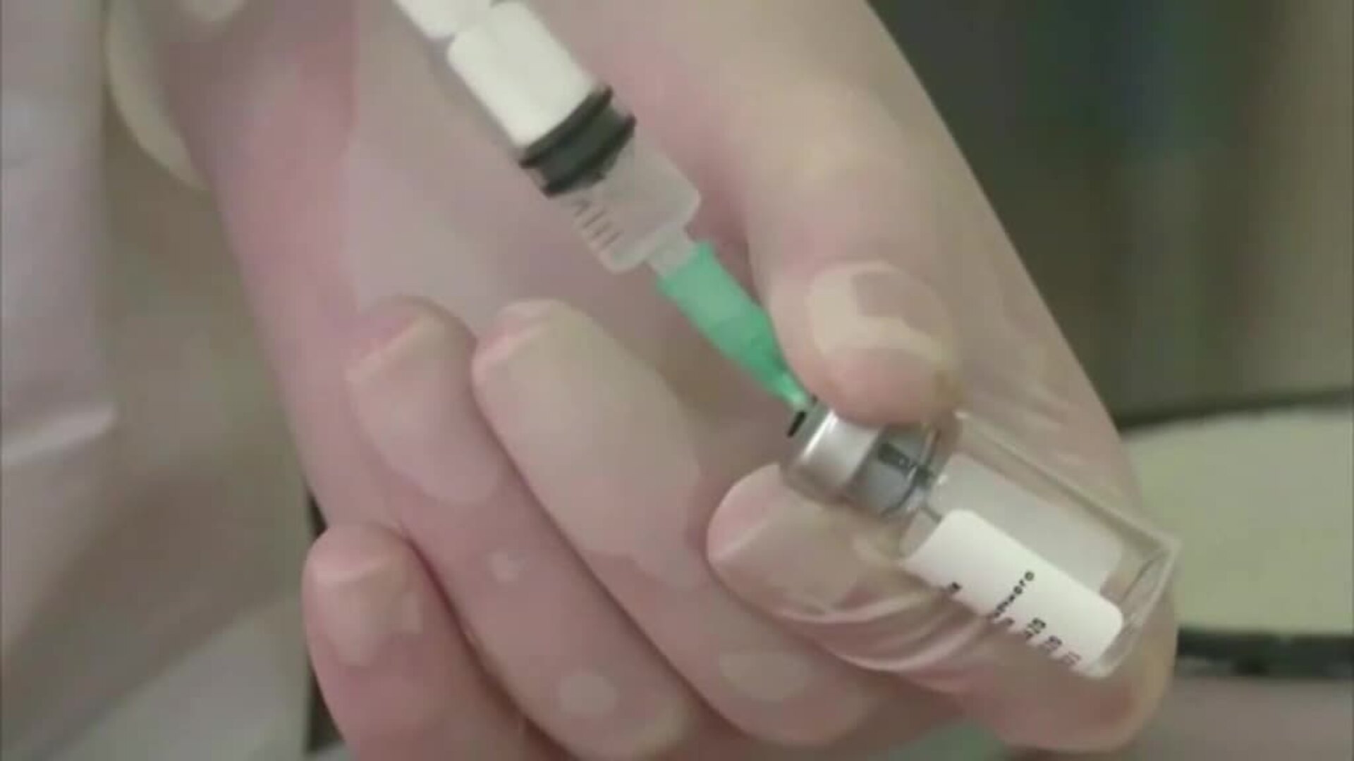 Un error en la dosis inyectada a un grupo de voluntarios de la vacuna de Oxford hace dudar sobre su eficacia