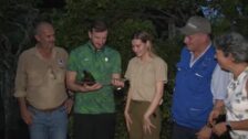El comisario de Medio Ambiente de UE bautiza a tortuga gigante de Galápagos