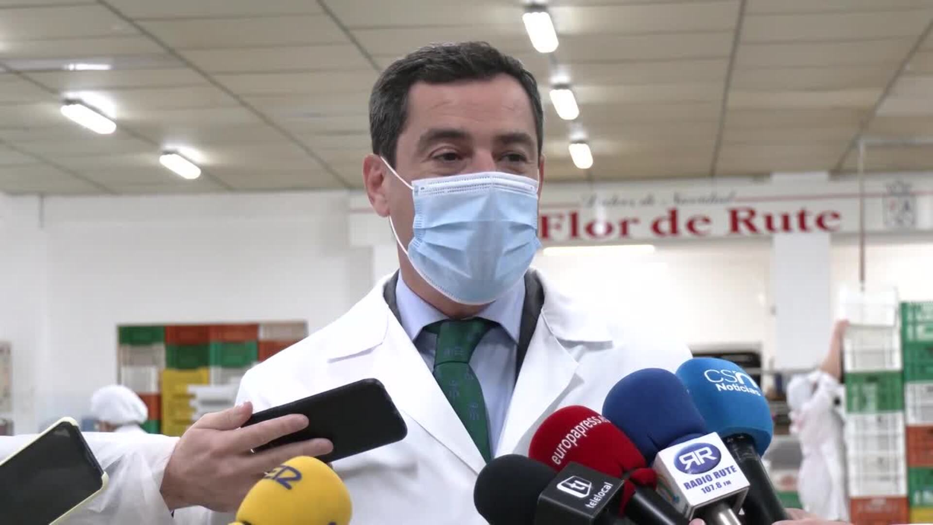 Moreno anima a &quot;consumir y regalar&quot; productos navideños de Andalucía