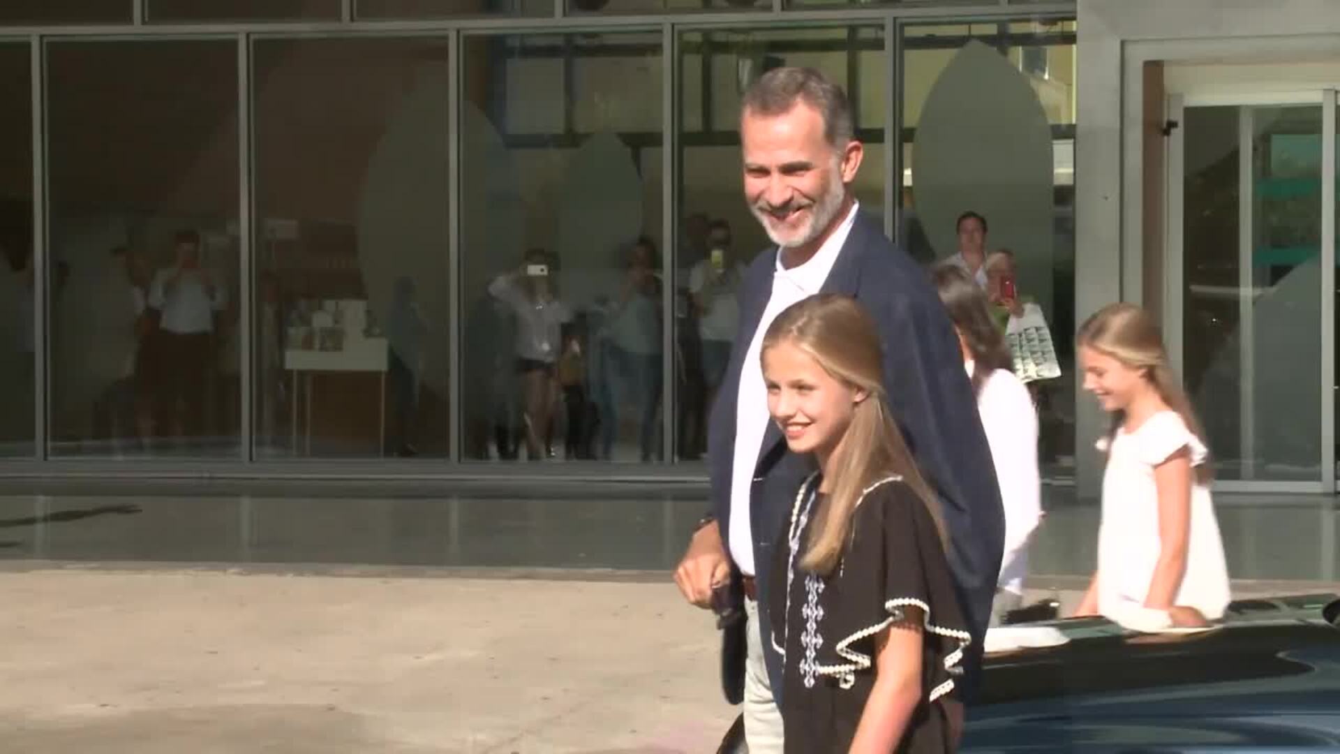 Felipe VI, doña Letizia y sus hijas visitan al rey Juan Carlos