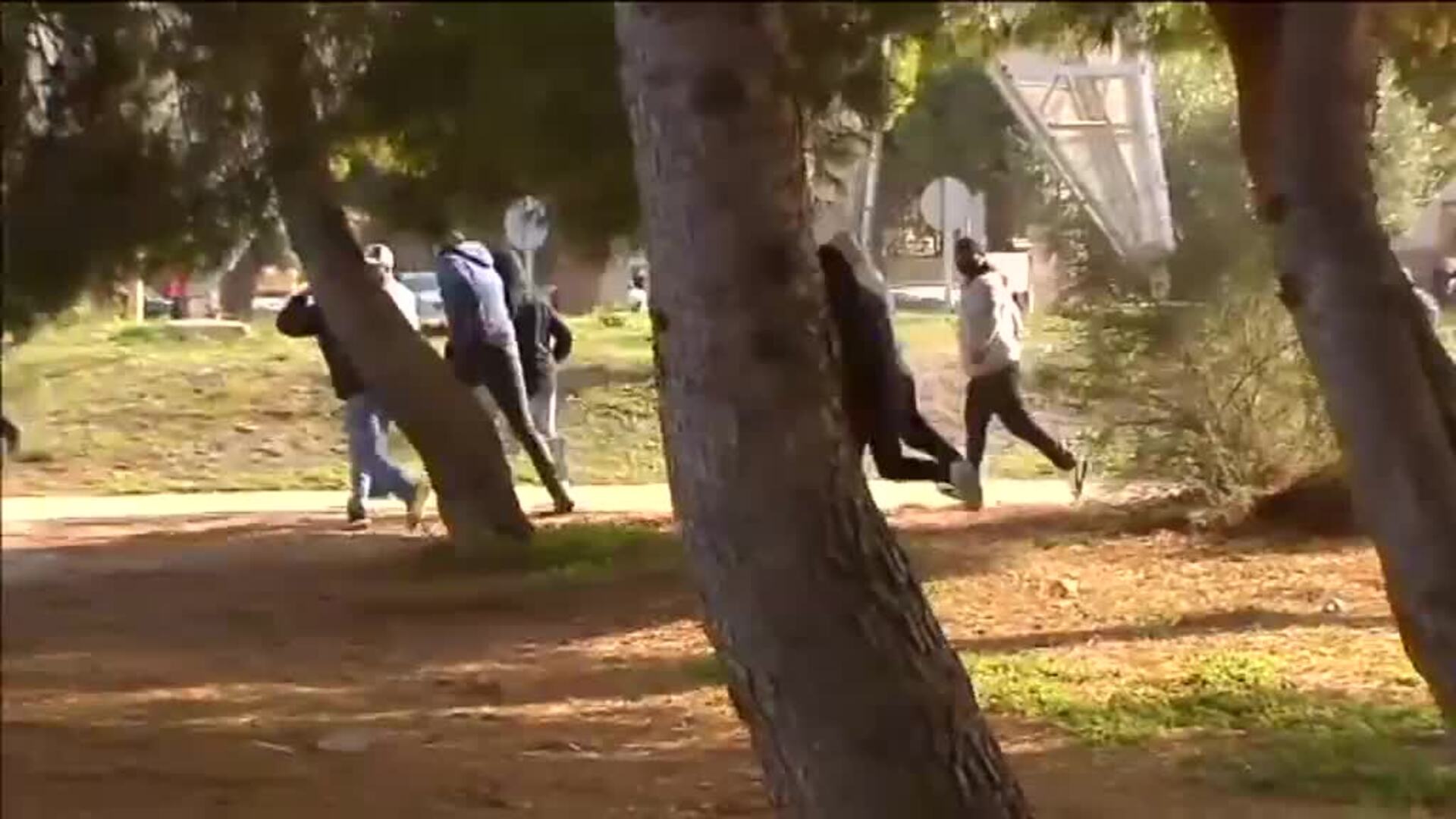 Los trabajadores de Navantia queman contenedores y lanzan botellas a la policía en las calles de San Fernando (Cádiz)
