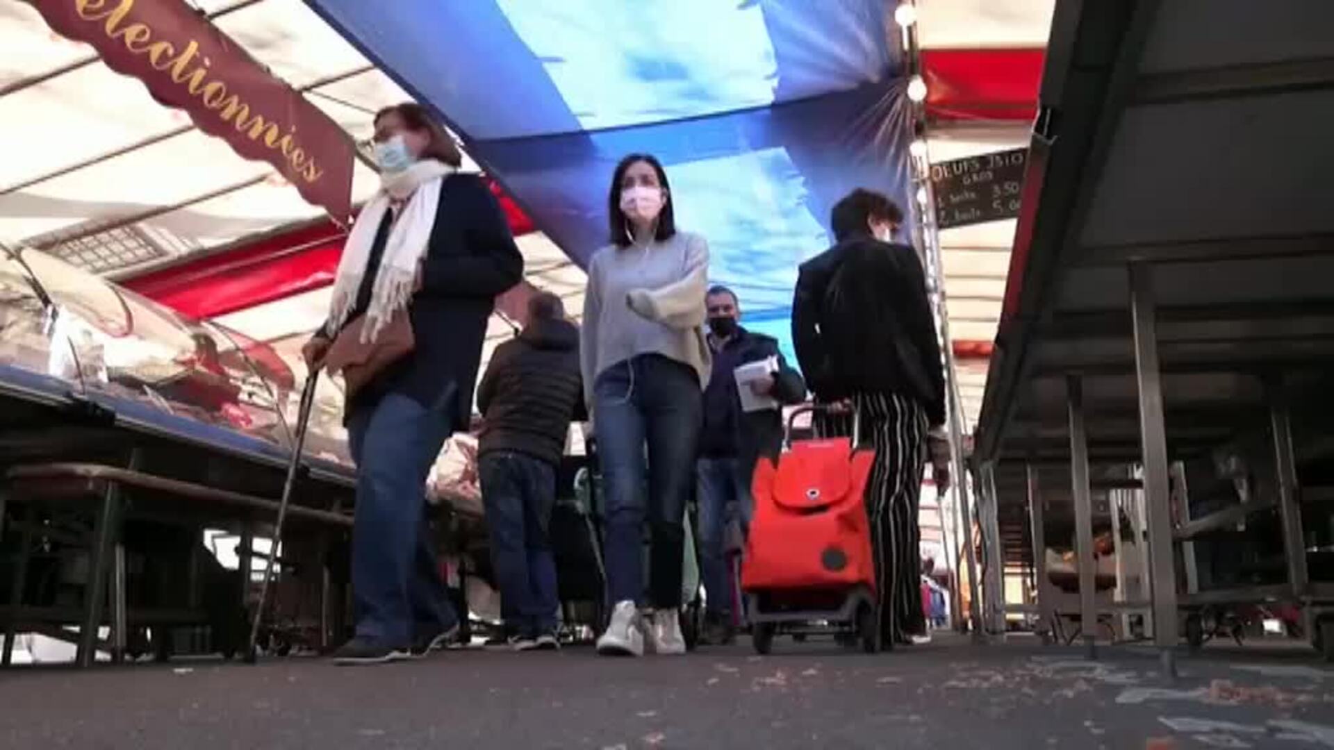 Macron reconfina Francia para evitar una cuarta ola