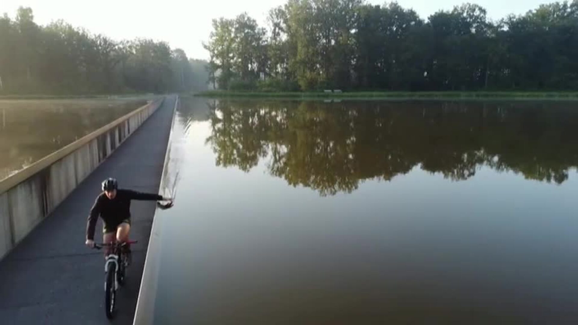 Pedalear por debajo del nivel del agua de un lago es posible en un carril bici en Bélgica