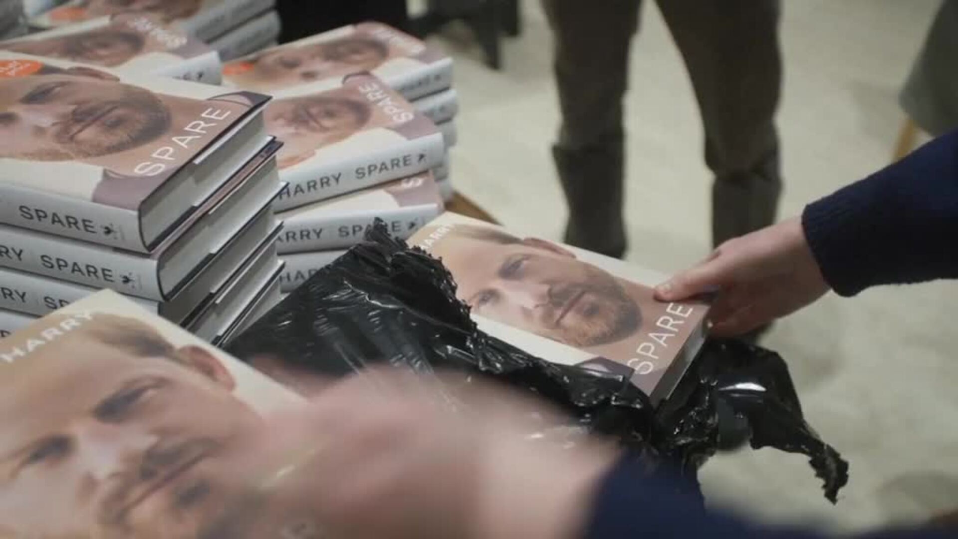 Un ejemplar de la biografía del Príncipe Harry en una librería de Londres