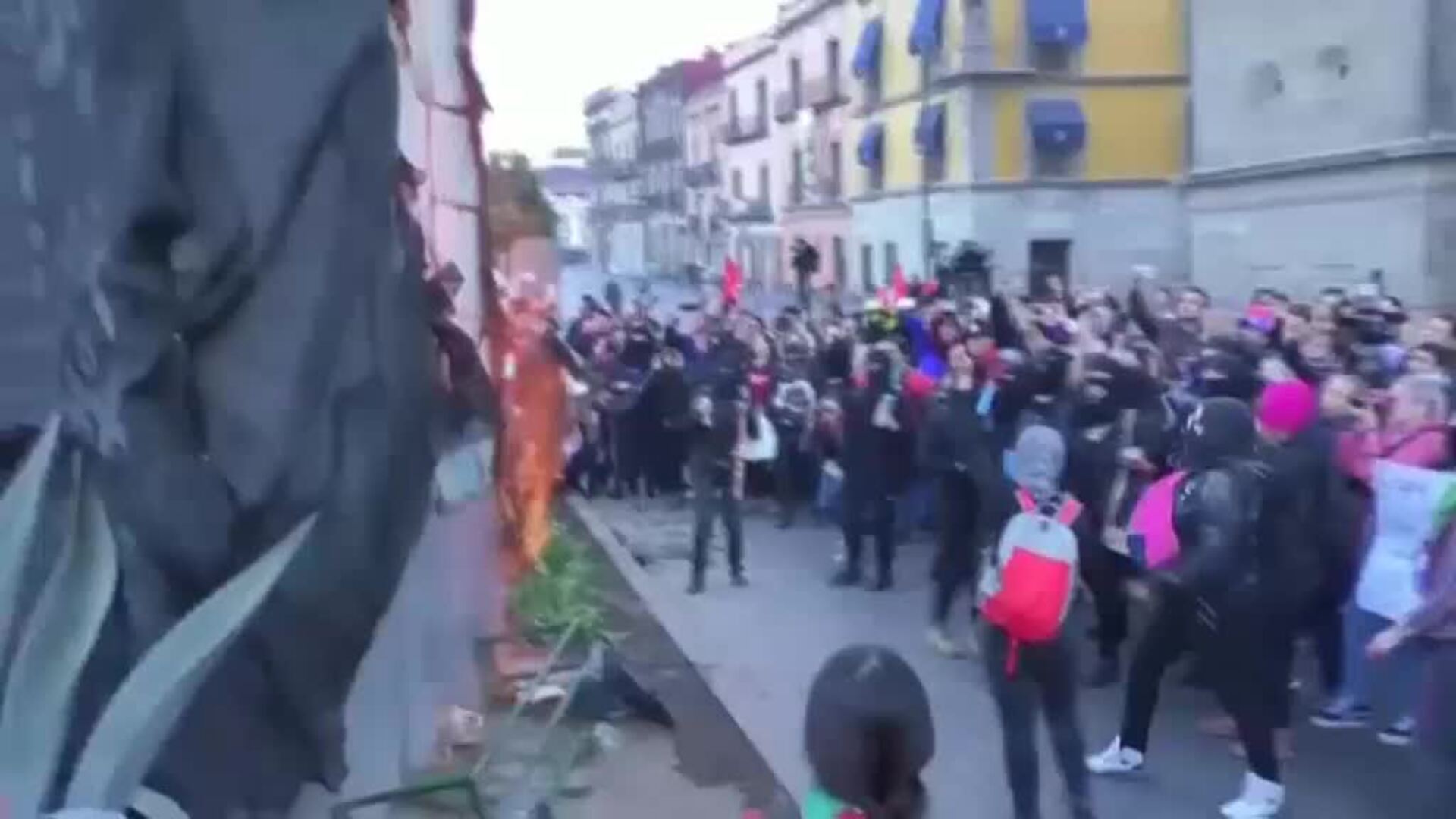 Un grupo de mujeres se manifiesta contra los feminicidios en México