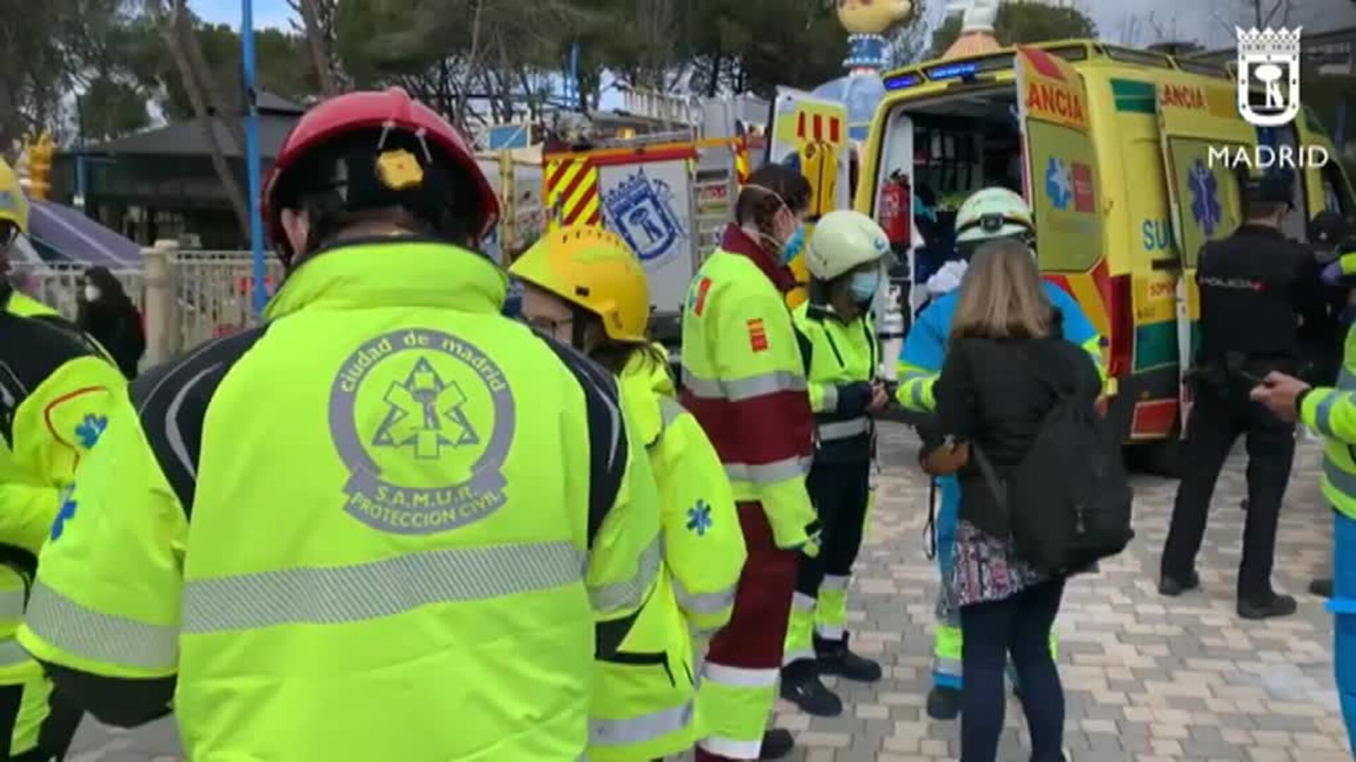 El derrumbe parcial del techo del auditorio del Parque de Atracciones causa 13 heridos leves