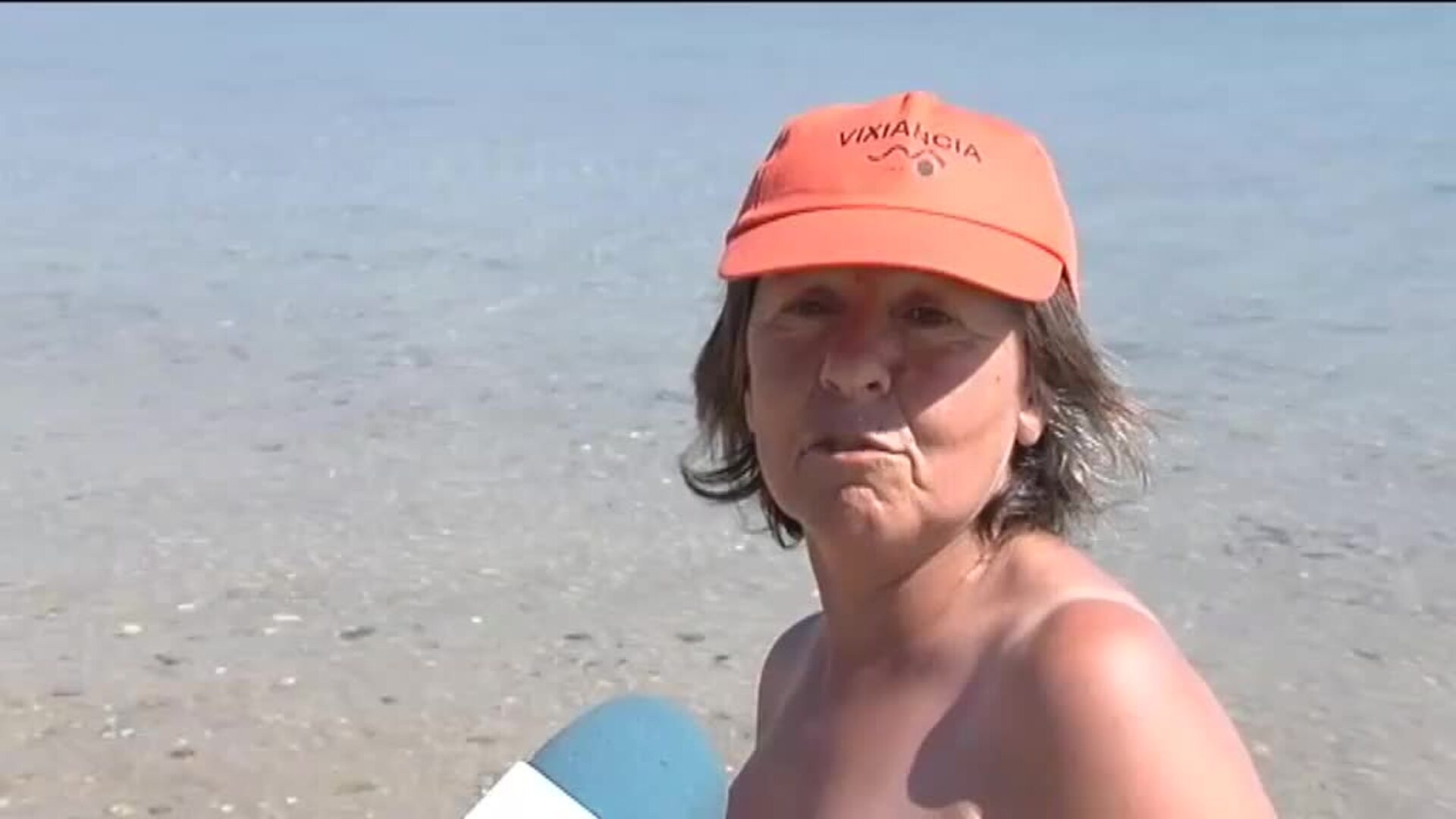 Las mariscadoras en pie de guerra contra los &quot;furtivos de bañador&quot;