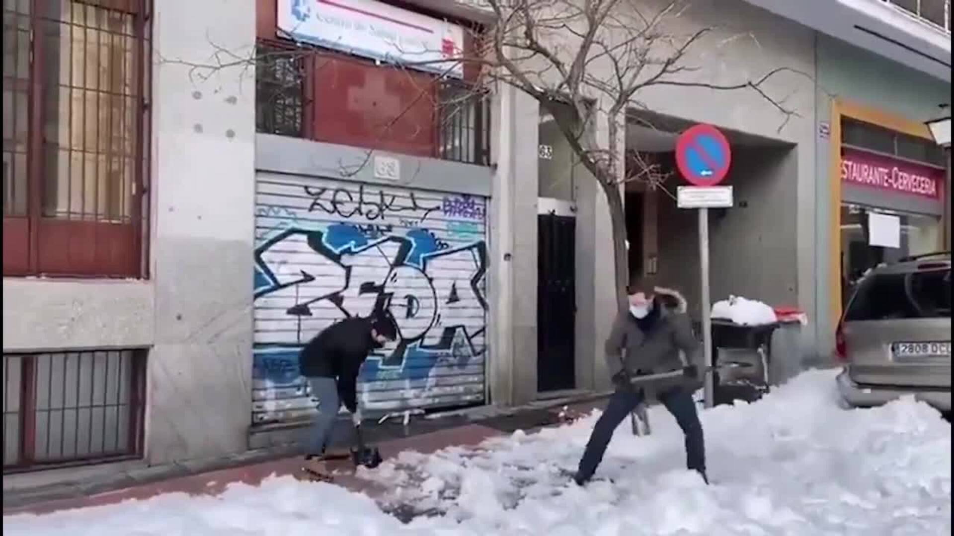 Casado retira nieve de las puertas de varios centros de salud de Madrid