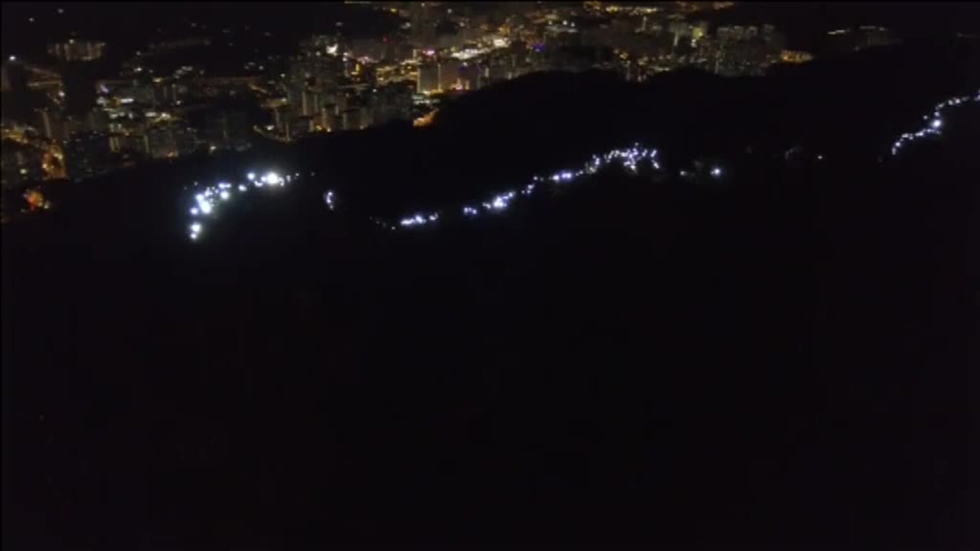 Miles de manifestantes crean una muralla humana por la democracia en Hong Kong