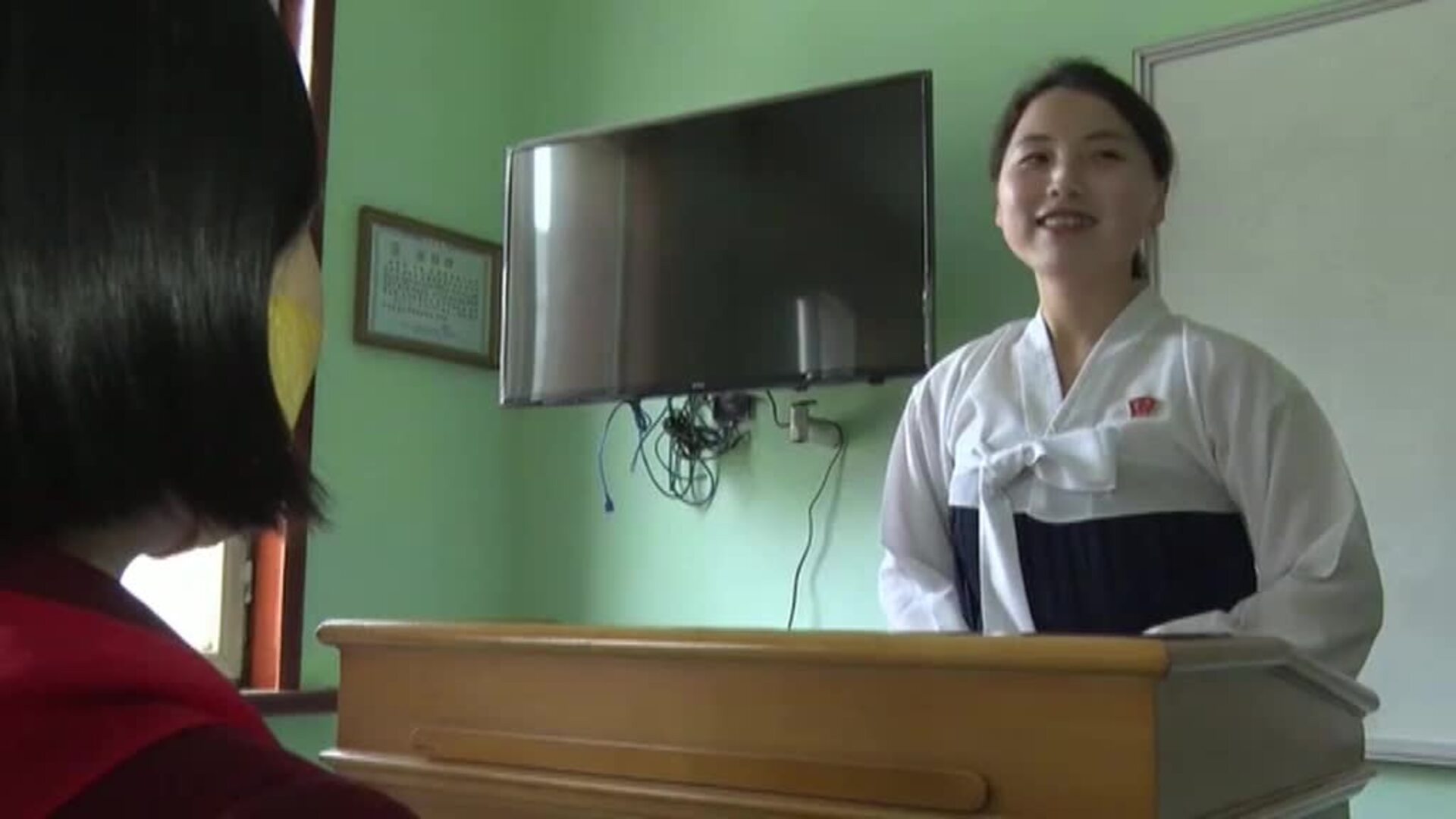 Un niño de 13 años diseña y crea un robot que desinfecta su colegio en Corea del Norte