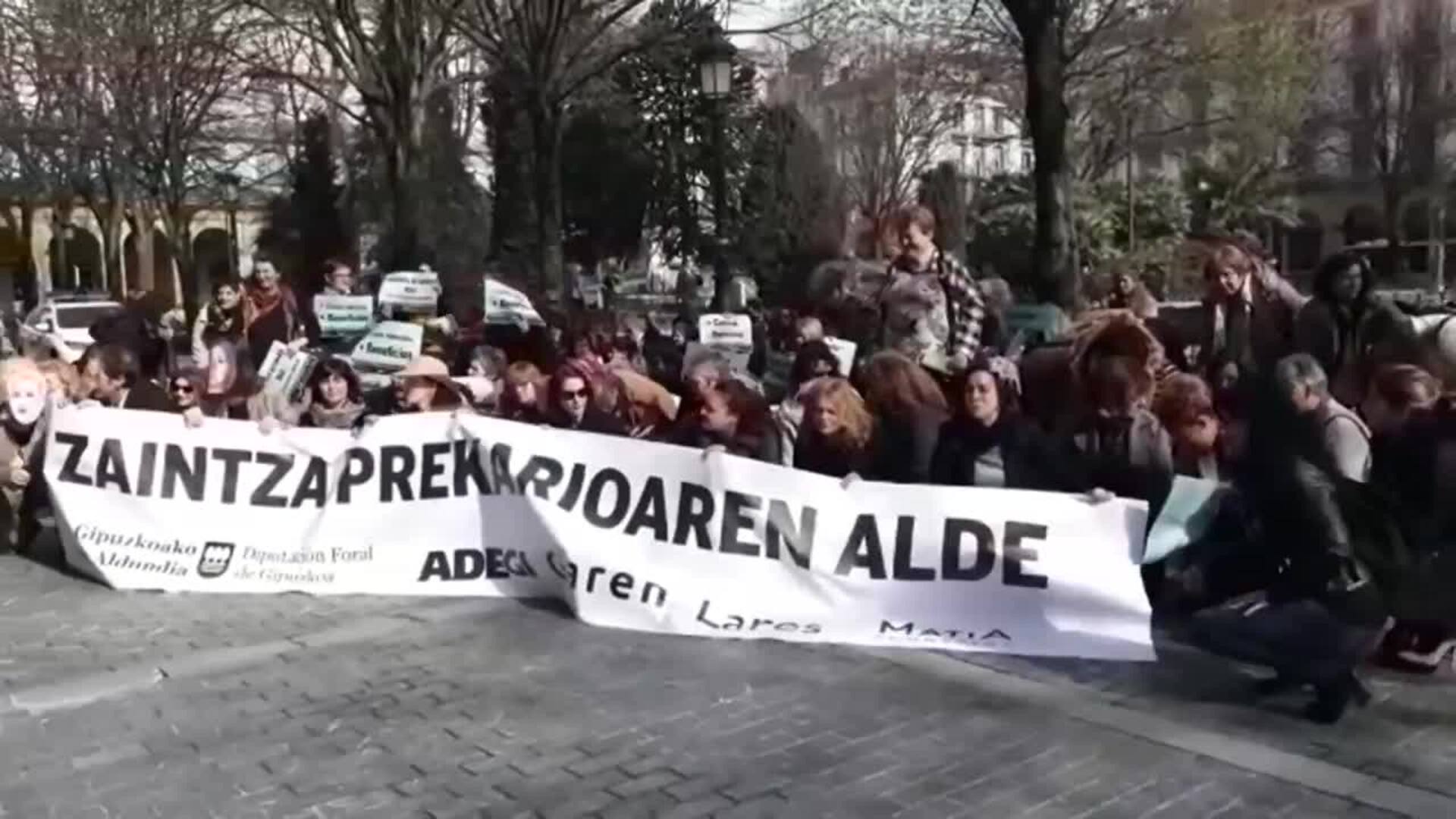 &#039;Performance&#039; de trabajadoras de residencias de Gipuzkoa en huelga