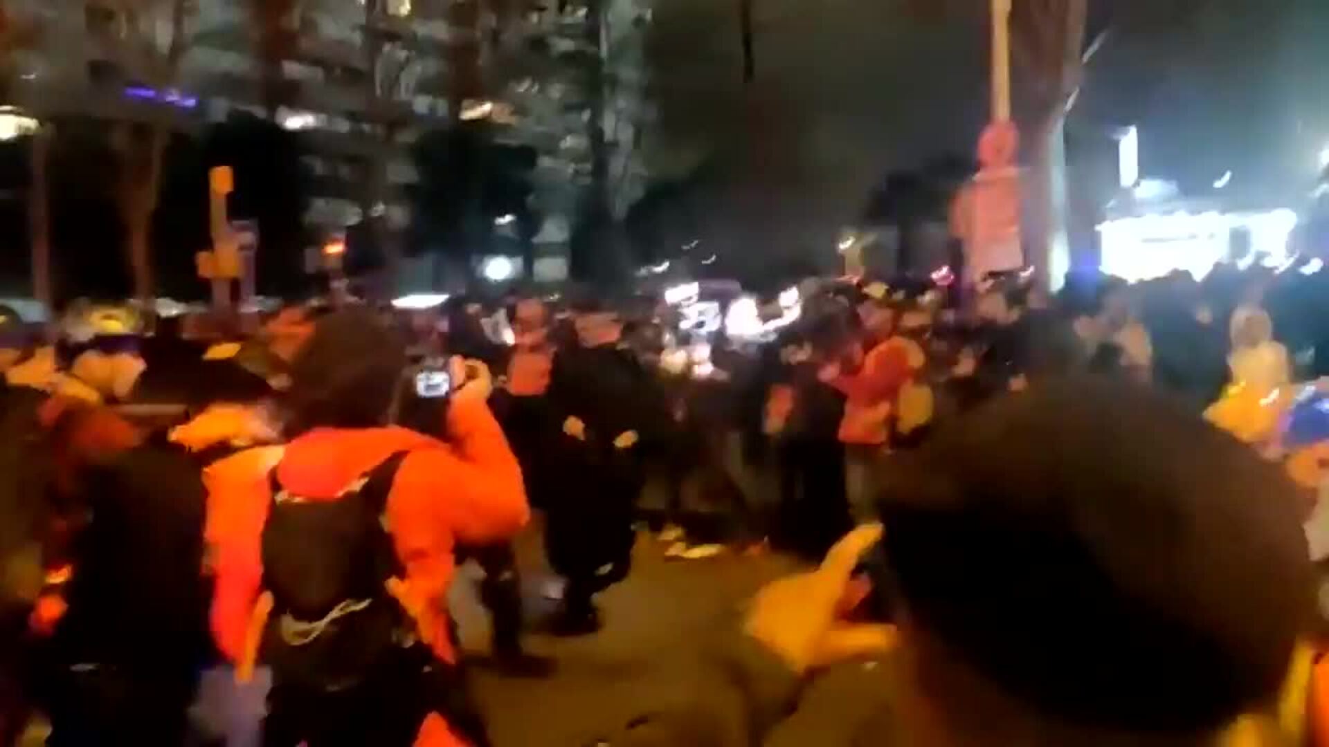 Manifestantes ante el Camp Nou acorralan a dos furgonetas de Mossos