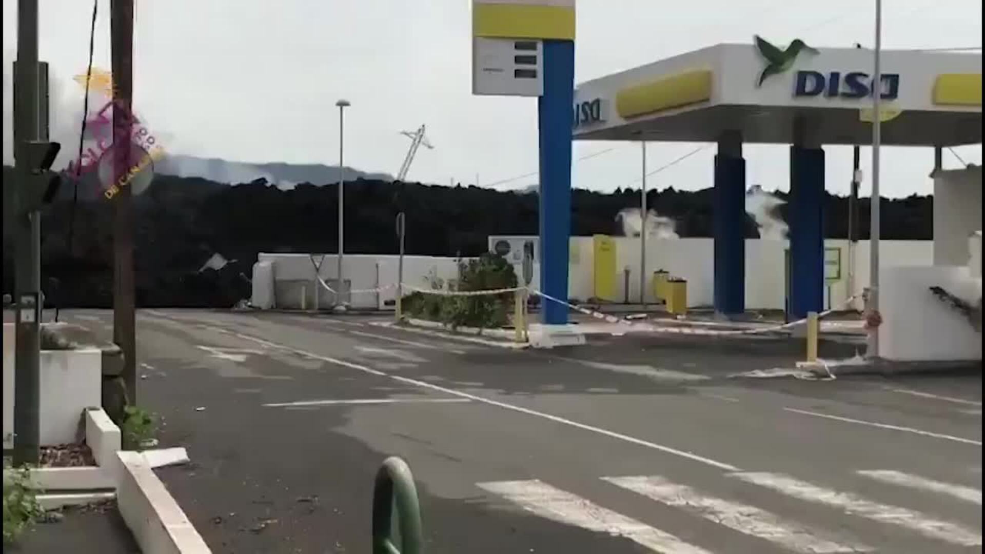 Colada del volcán muy cerca de la gasolinera de La Laguna