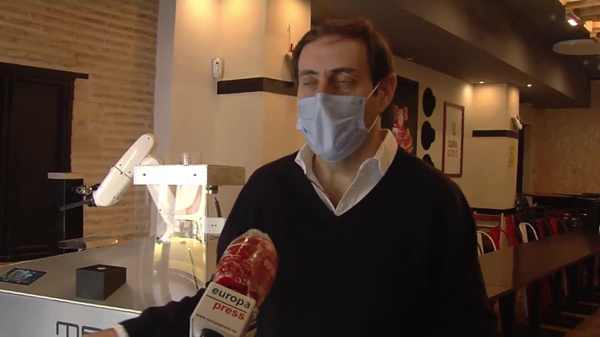 Servir cervezas con un robot para evitar contagios en los bares