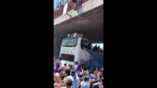 Caídas, asalto al obelisco y un abordaje al autobús descapotable: las burradas de la celebración del mundial en Argentina