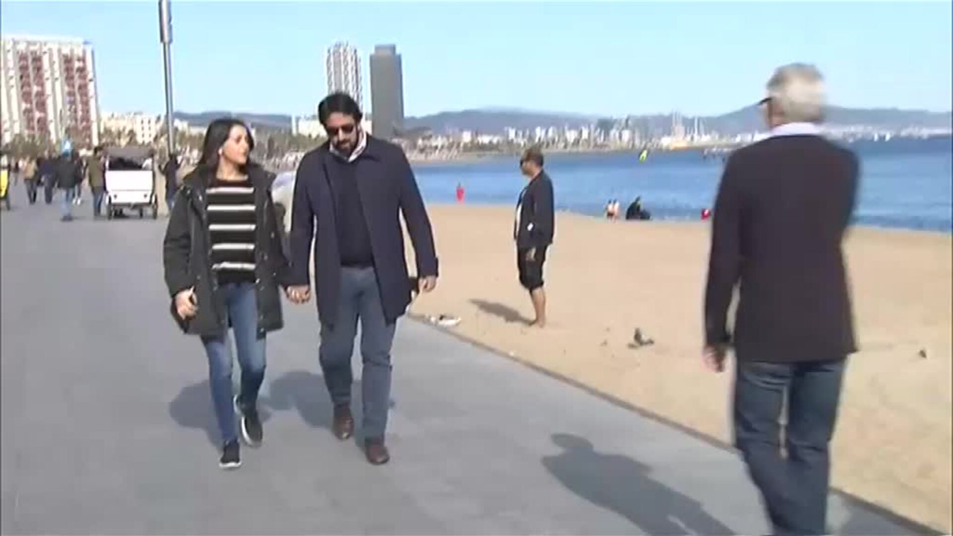Arrimadas pasea por la Barceloneta en la jornada de reflexión