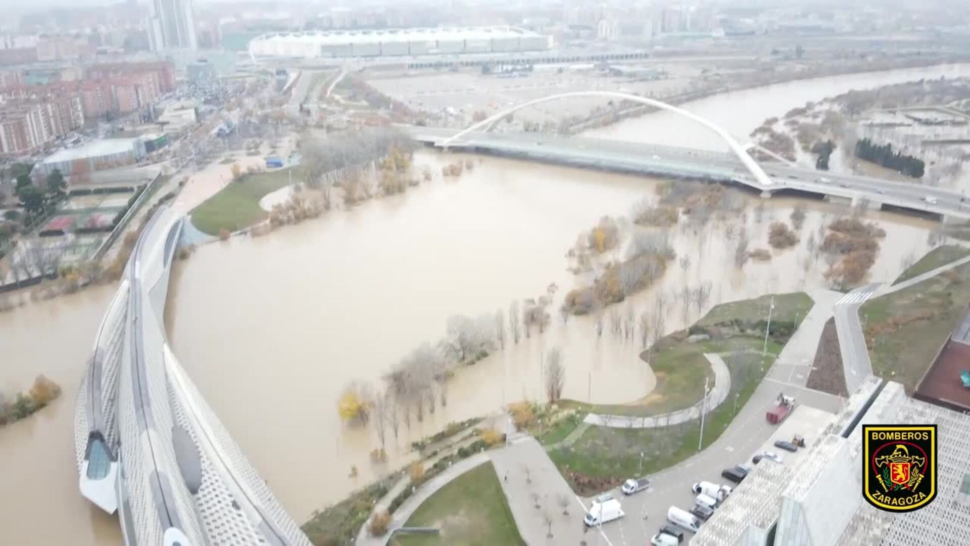 La Unidad de Drones de los bomberos de Zaragoza capta la crecida del Ebro